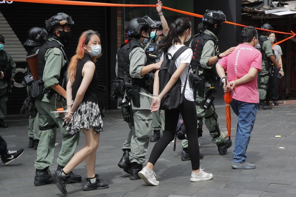 香港 逮捕される人々 手錠の代わりにインシュロック 玄界灘のほとり